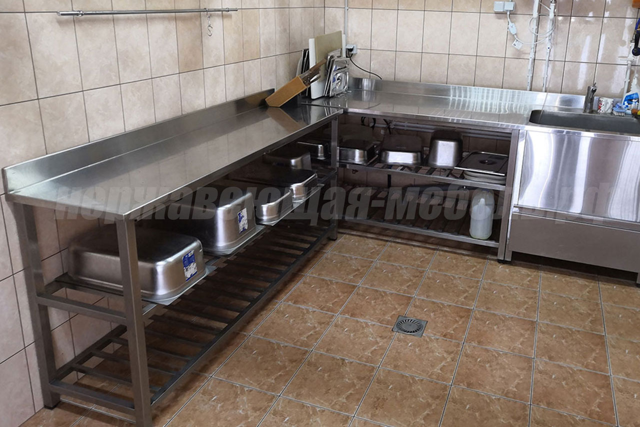 Стол с решетчатыми полками